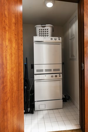 Stacked washerdryer and laundry basket