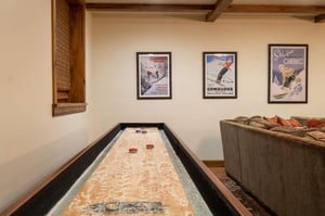 Shuffleboard table in game roomden