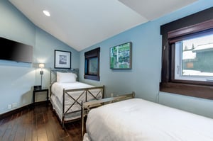 The bedroom with two twin beds.