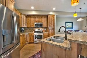Fully equipped kitchen, stainless steel appliances, French door refrigerator and gas range