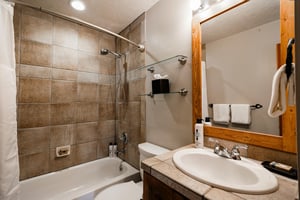 Full bathroom with tiled shower and handheld shower head unit