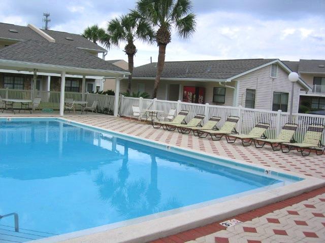 176095 Poolandgazebo