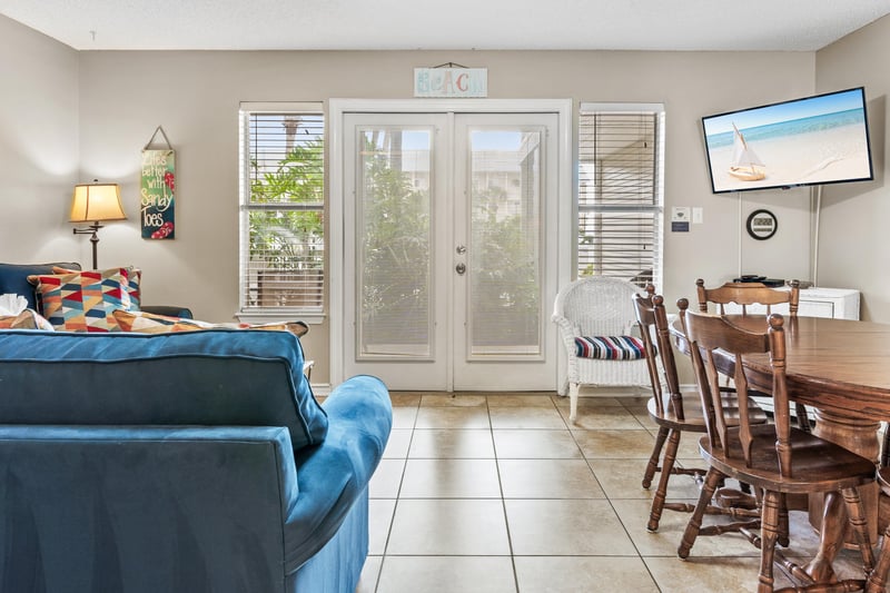 1972240 Livingroomwithentrancetopatio