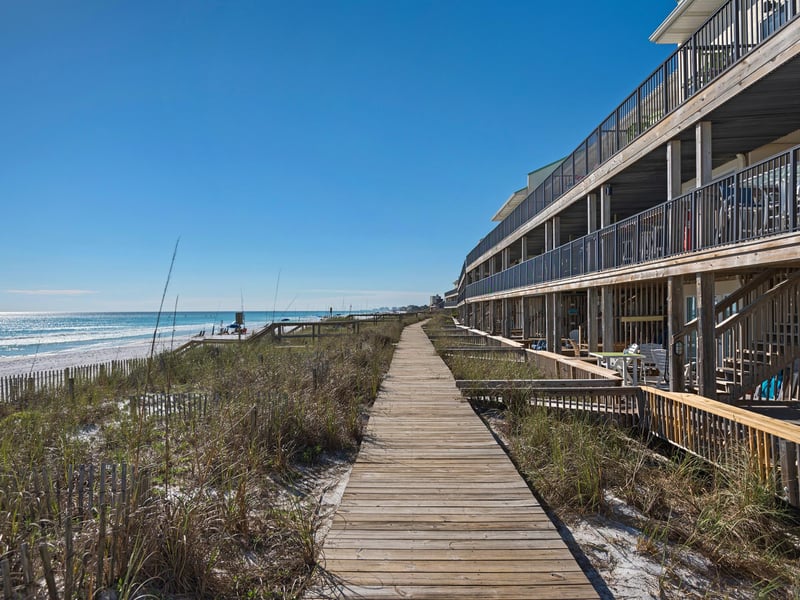 2060432 Walkwaytothebeach