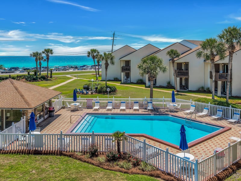 2060976 Poolandwaterviews
