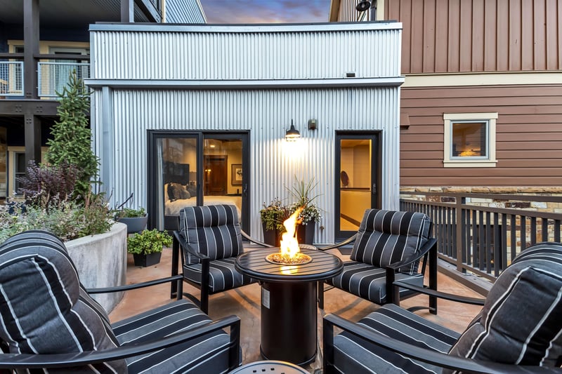 47576 Night Bbq Facing The House
