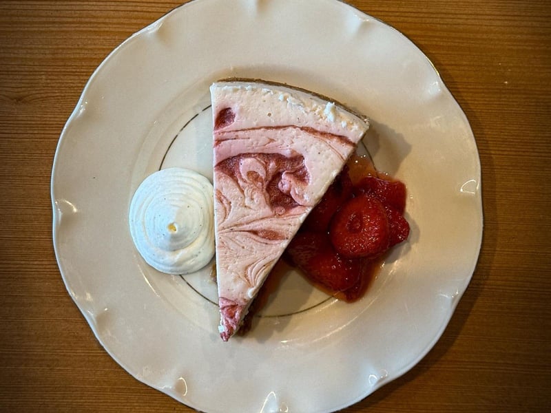 Strawverry cheesecake with a graham cracker oat crust