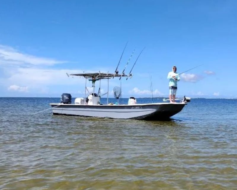 1385165 Spacious 27 Carolina Skiff