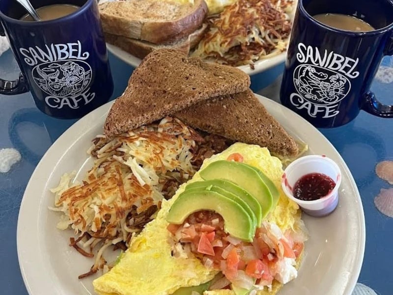 An omelet with hashbrowns