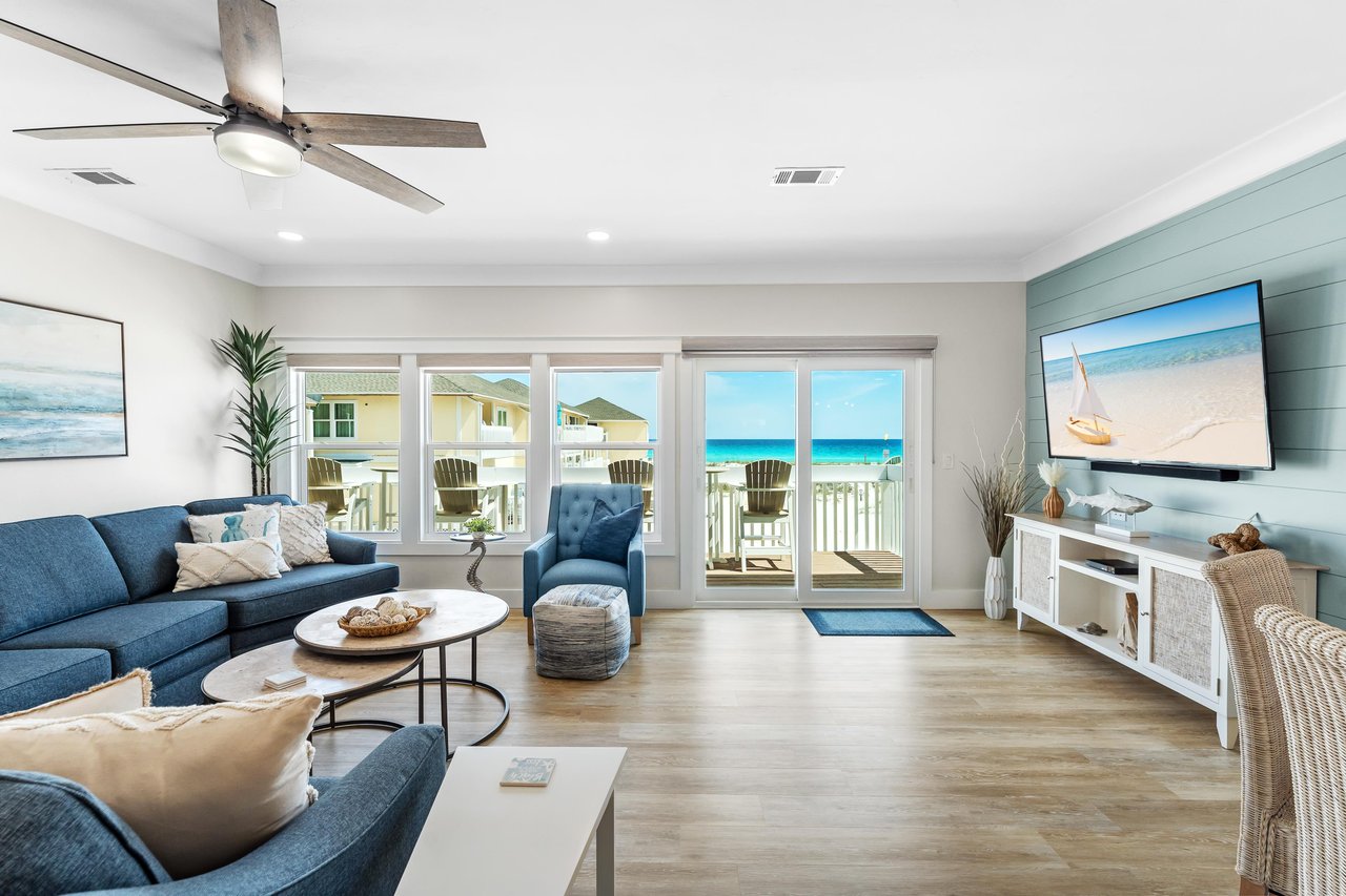 Spacious Living Room with Great View