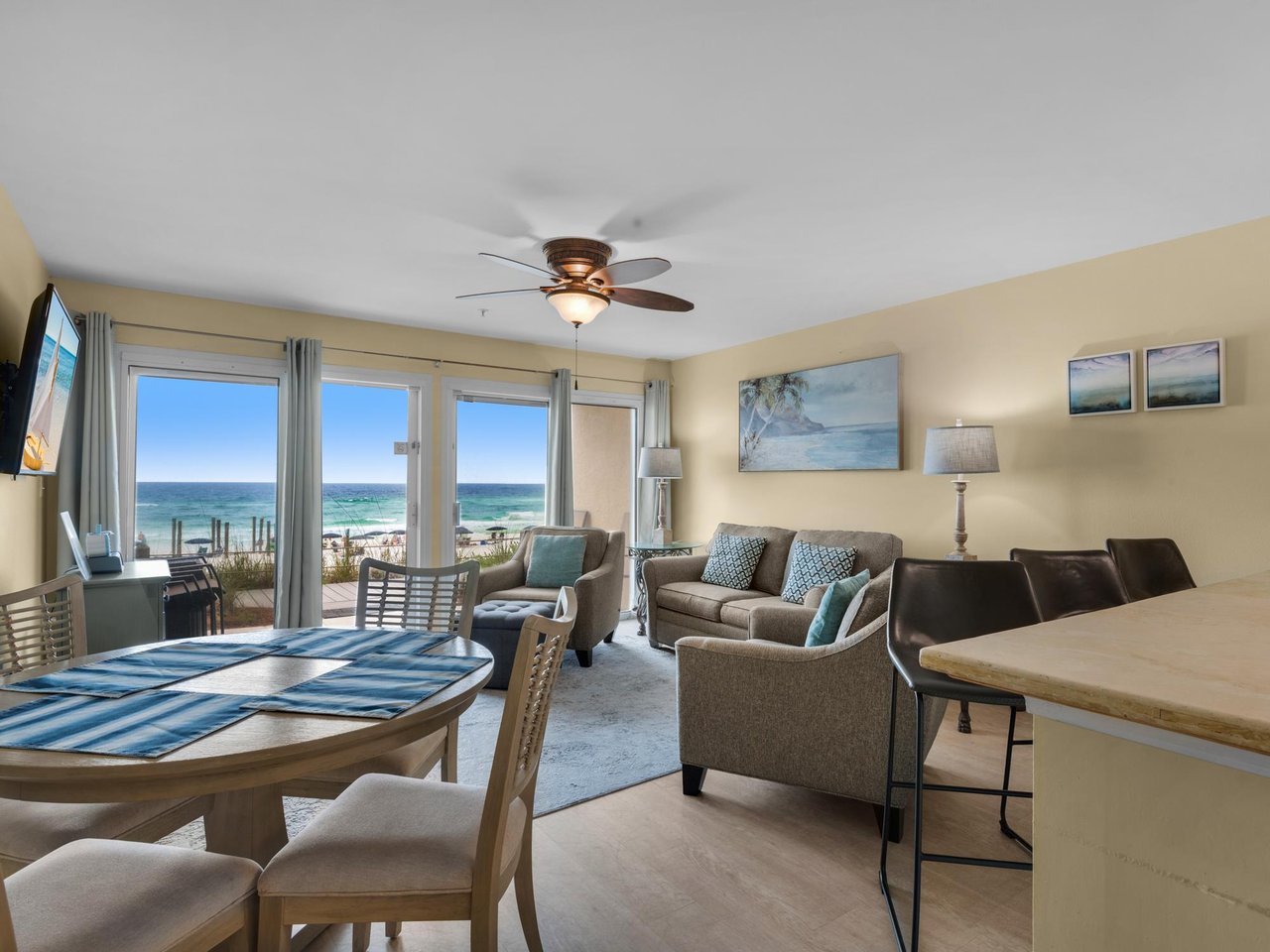 2006960 Airy And Open Living Area