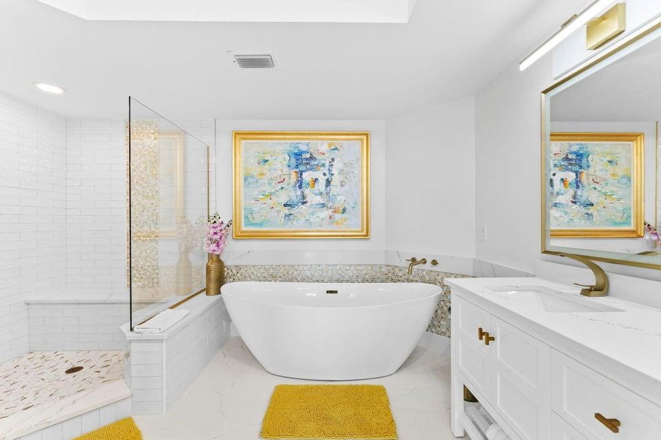 Soaker Tub and Walk In Shower