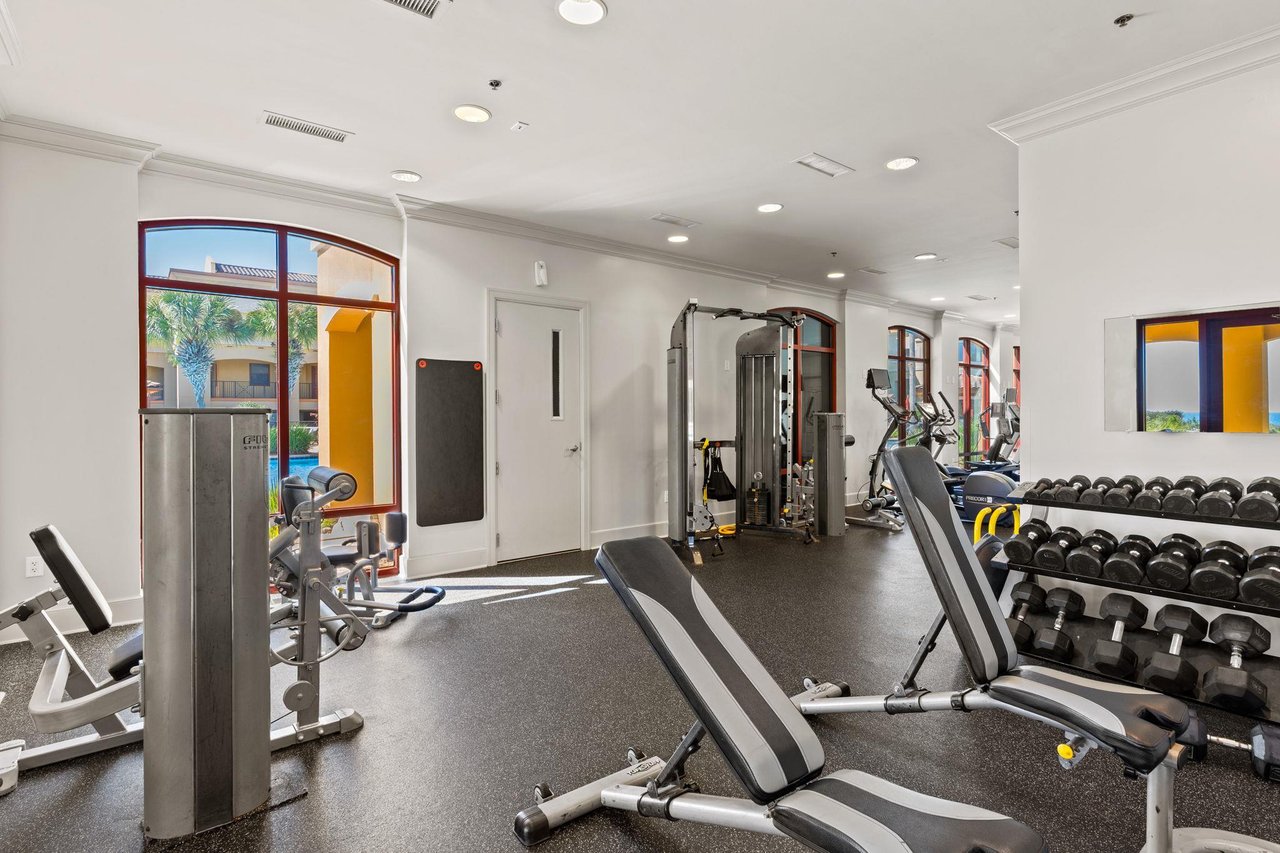 2191170 A Gym With Treadmills