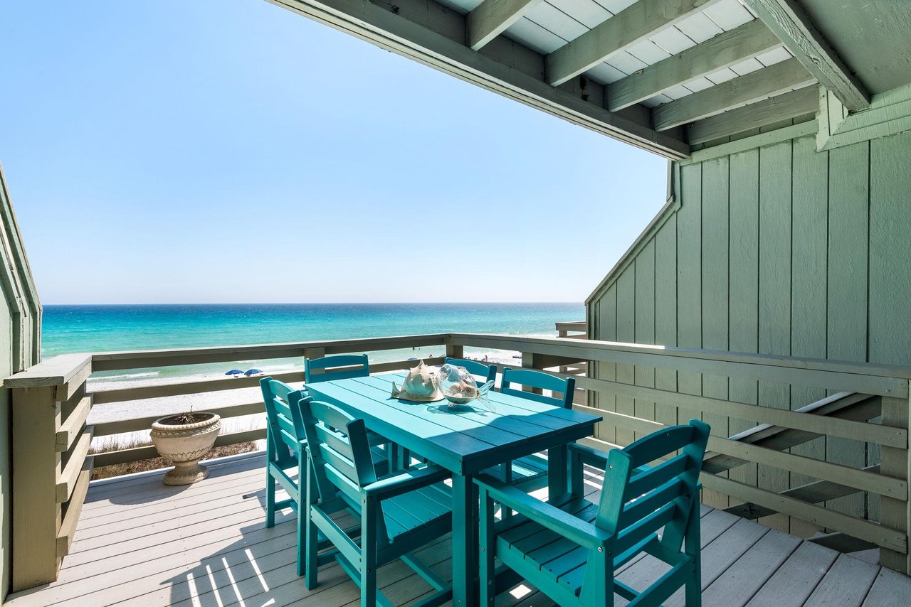 Dine al fresco while enjoying the Gulf Breeze