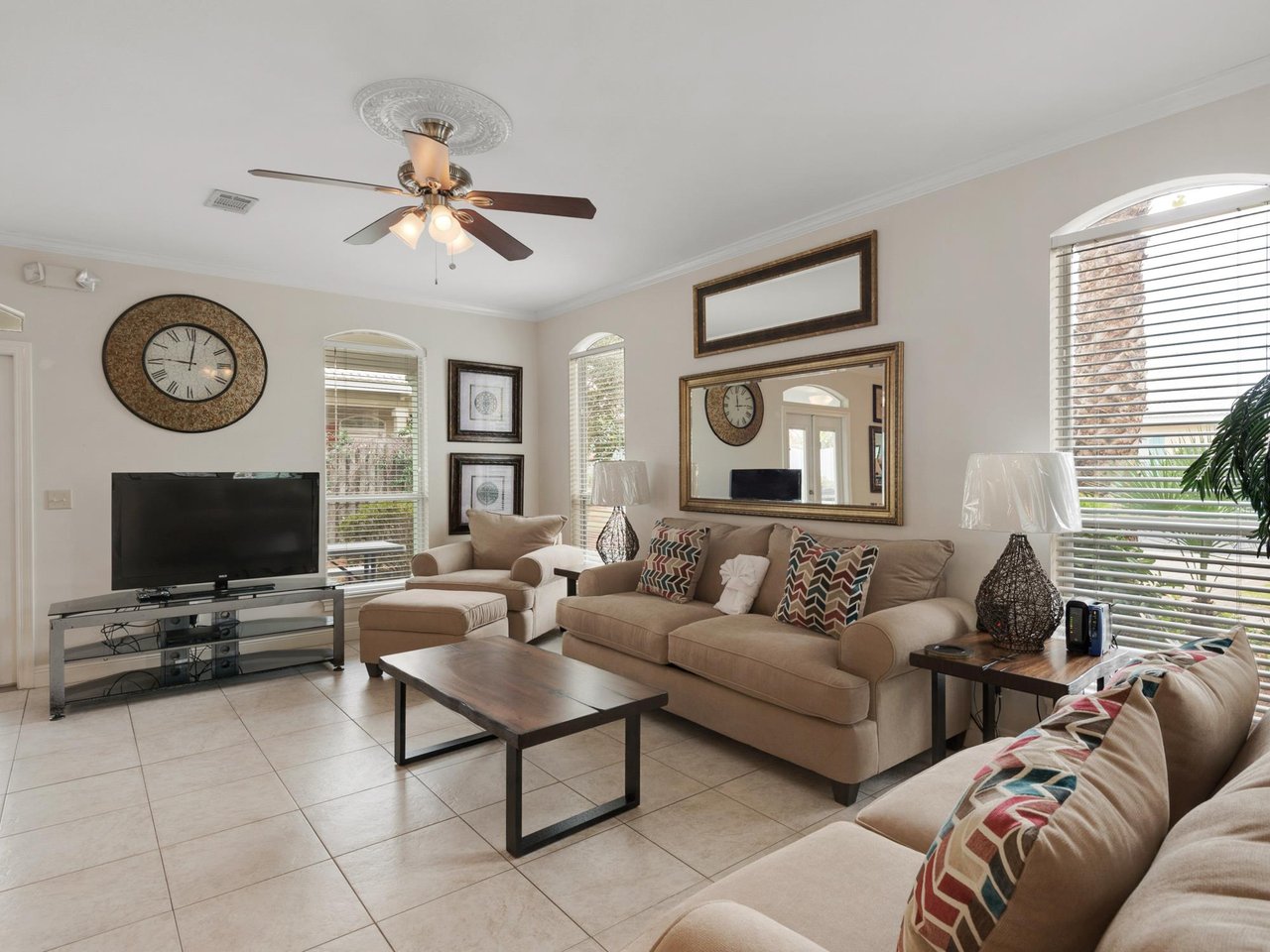 485131 Living Area On 1st Floor With Flat Screen Tv