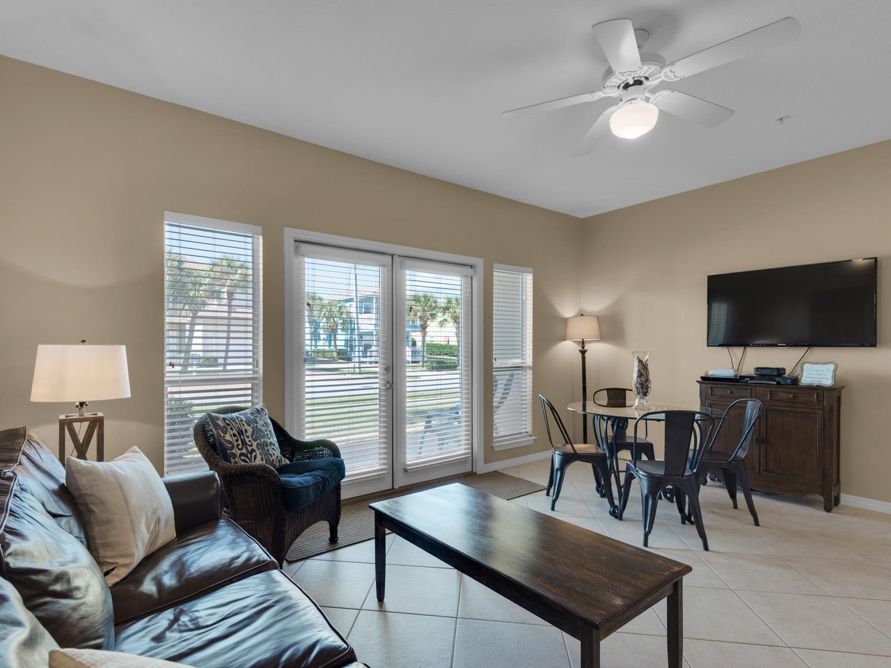 525002 Living Room And Dining Area