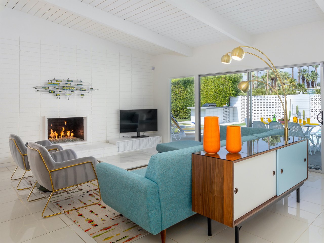 Walls of glass blur the lines between indooroutdoor living