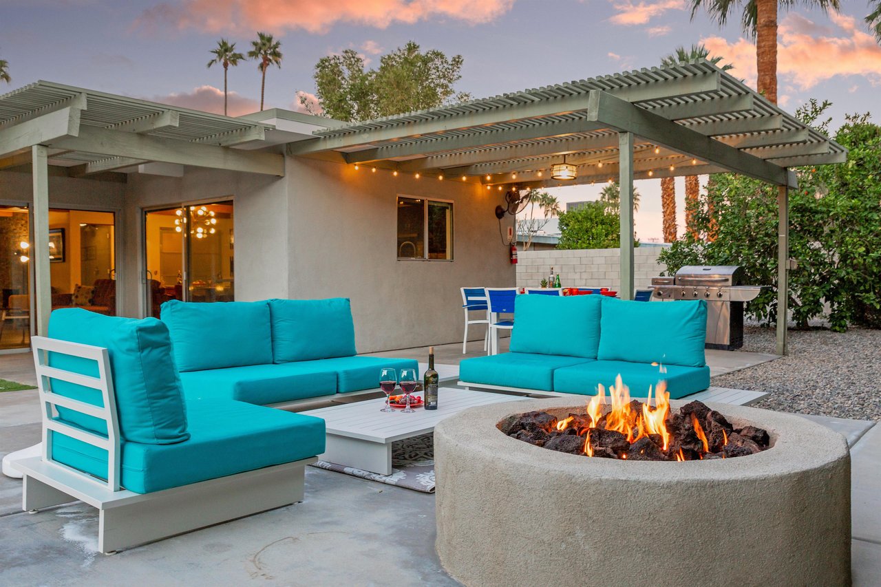 Cozy outdoor fire pit lounge