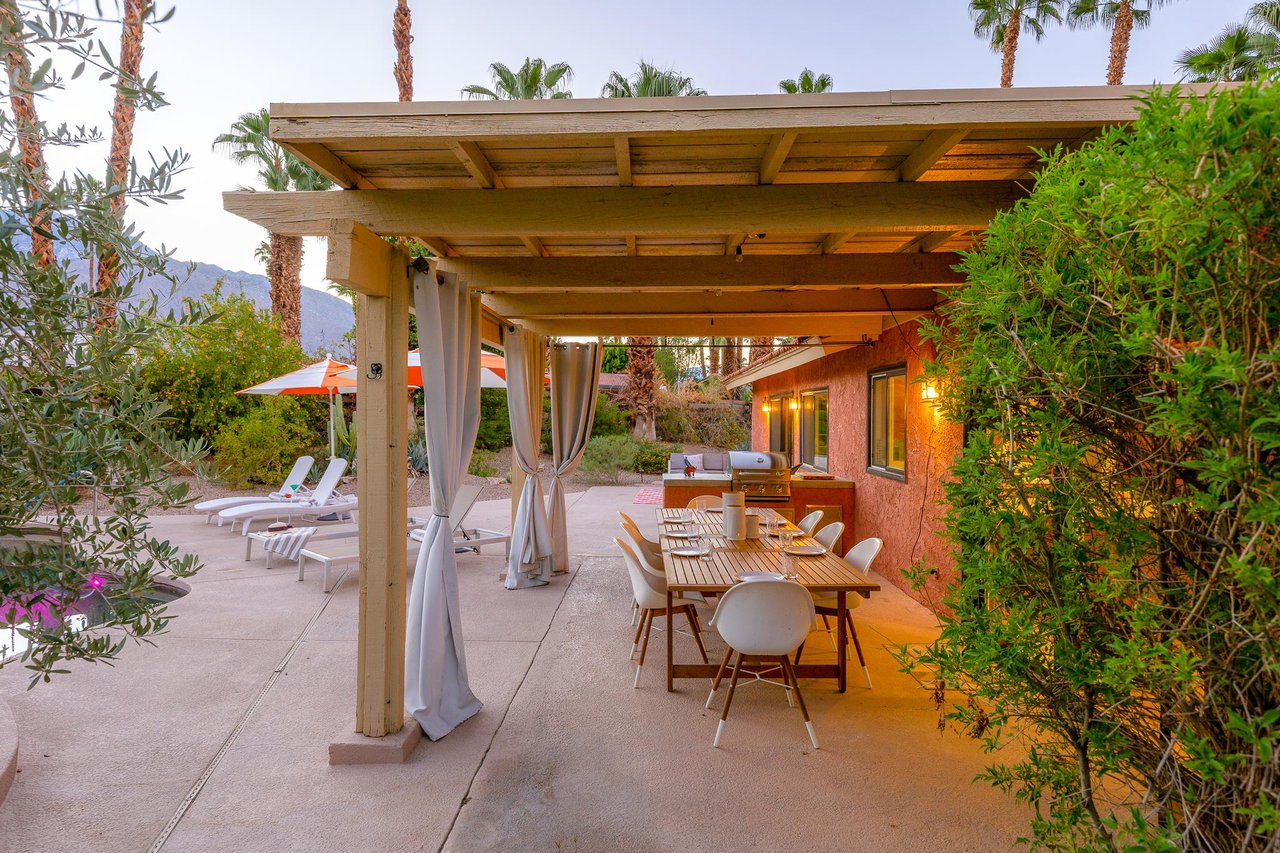 Alfresco, covered outside dining for 8