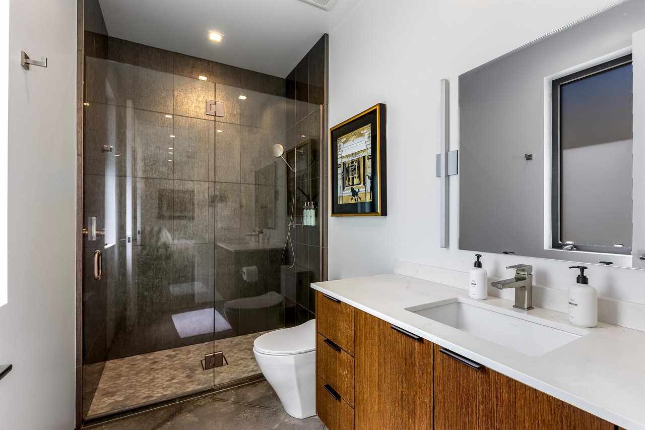 Full ensuite bathroom