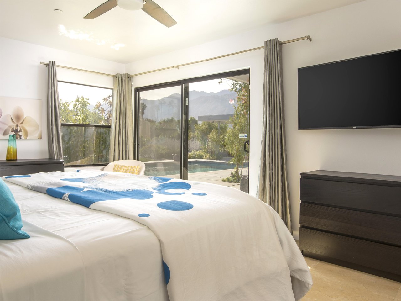 Beautiful bedroom with direct access to the yard