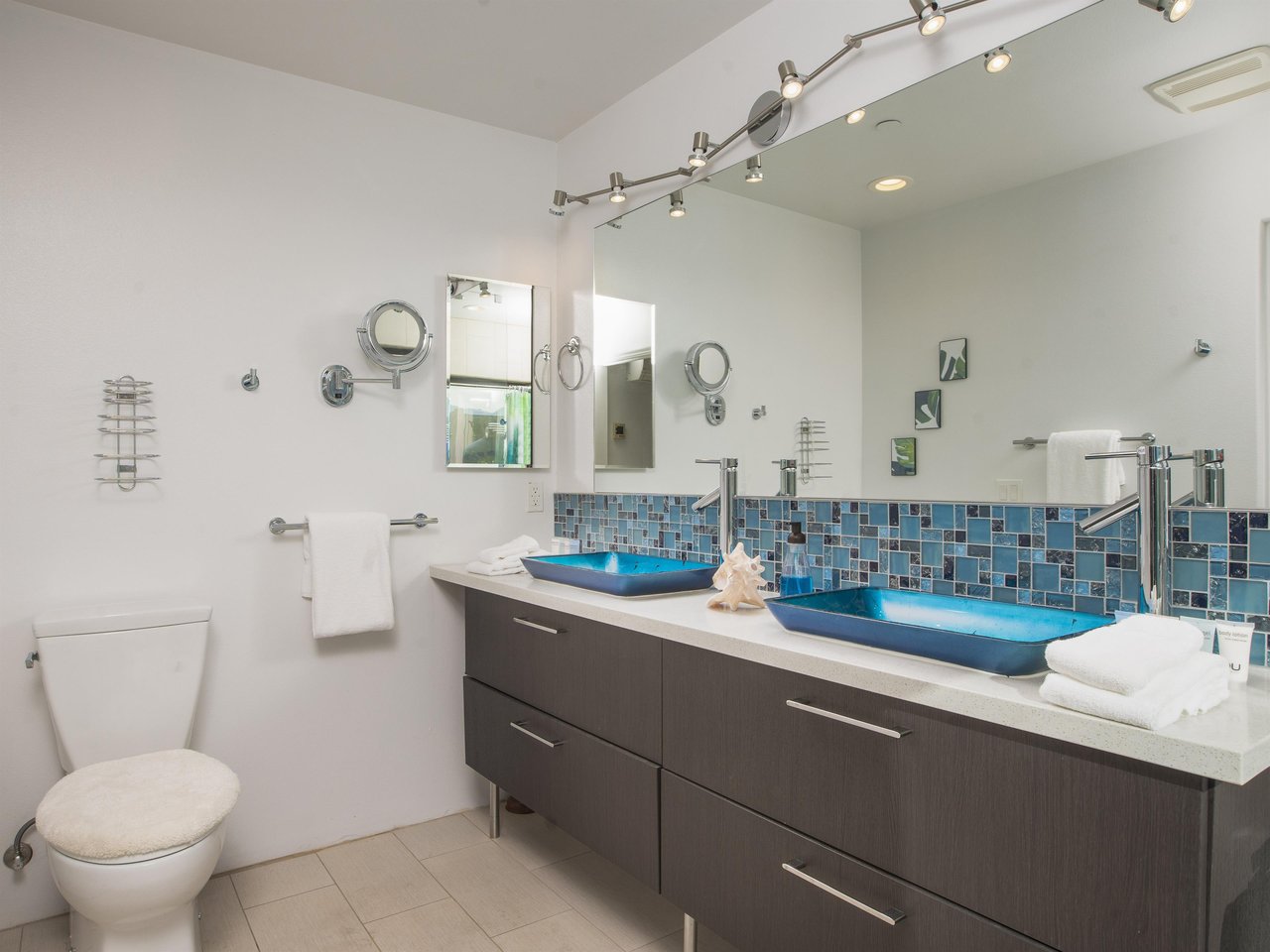 Ensuite bath with double vanity