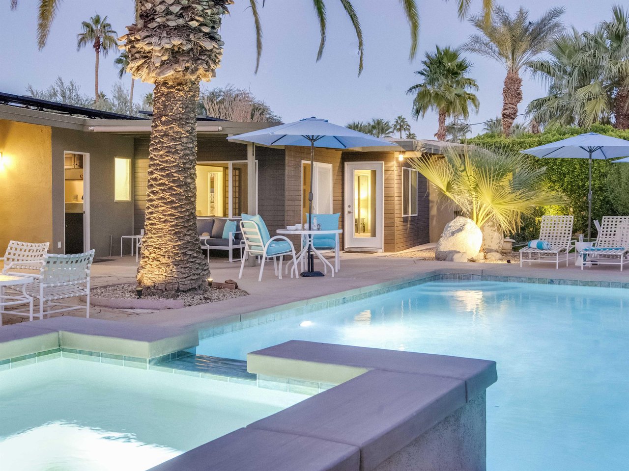 Poolside dining at its finest