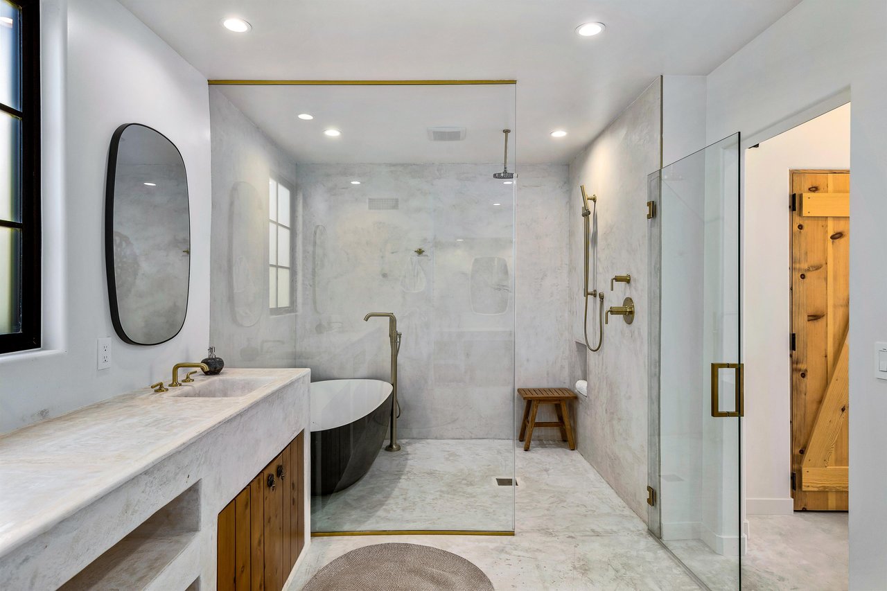 Luxurious guest bath