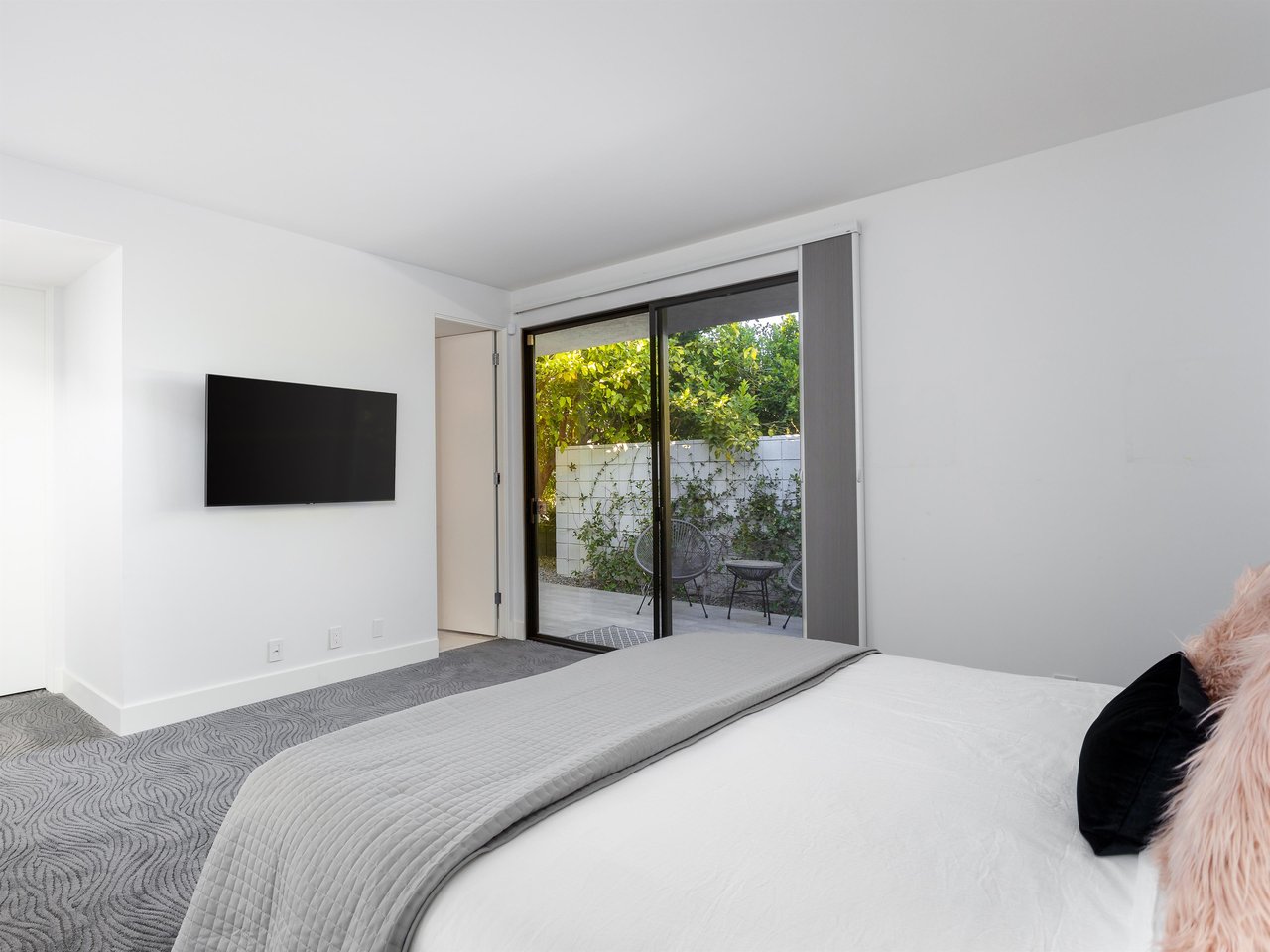 Bedroom with direct access to the yard