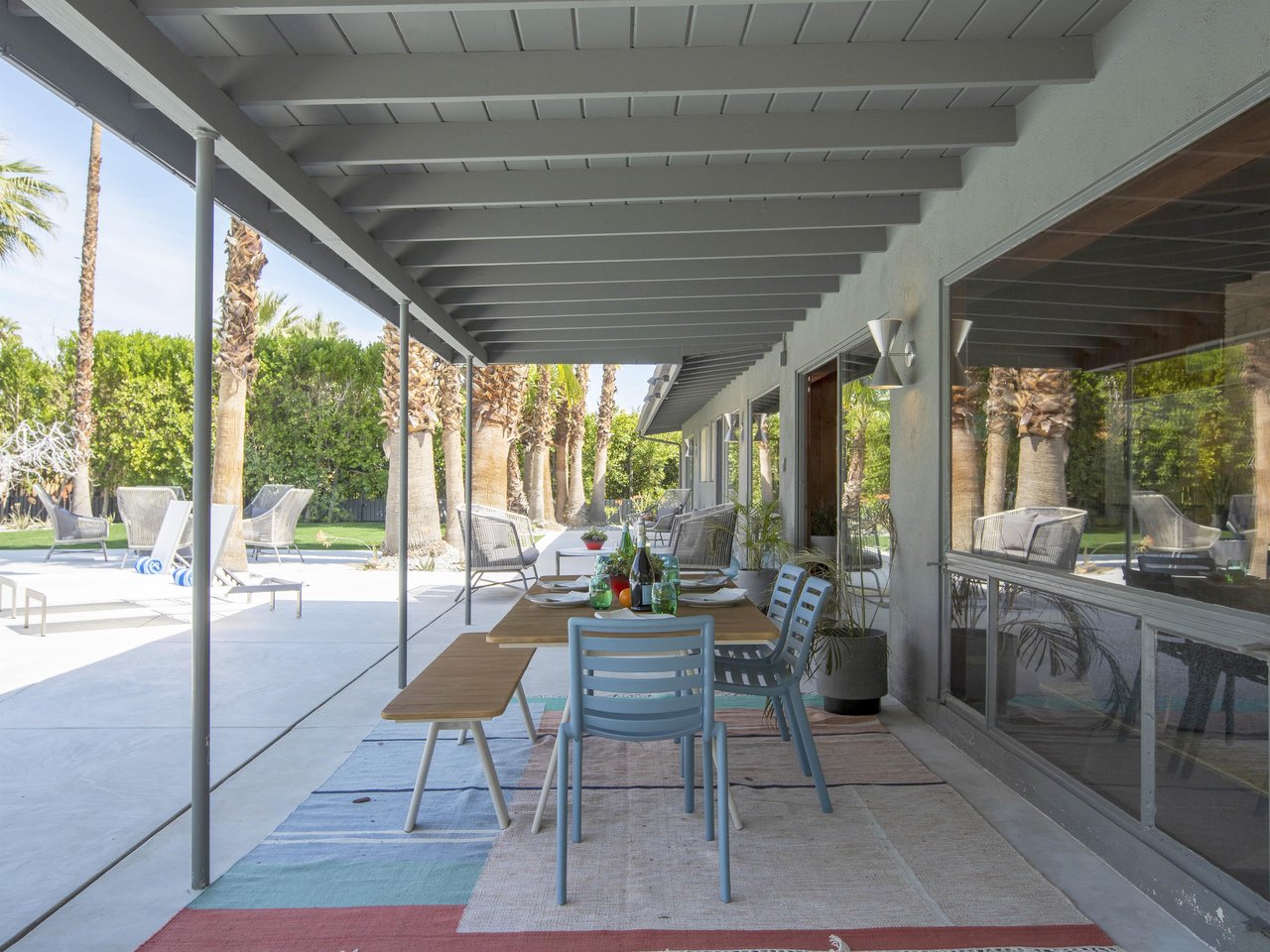 Poolside dining at its finest