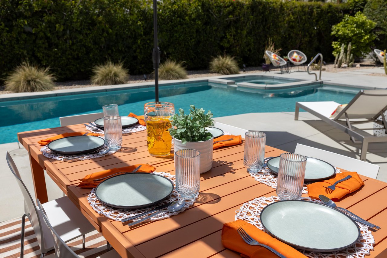 Have brunch with the family outside