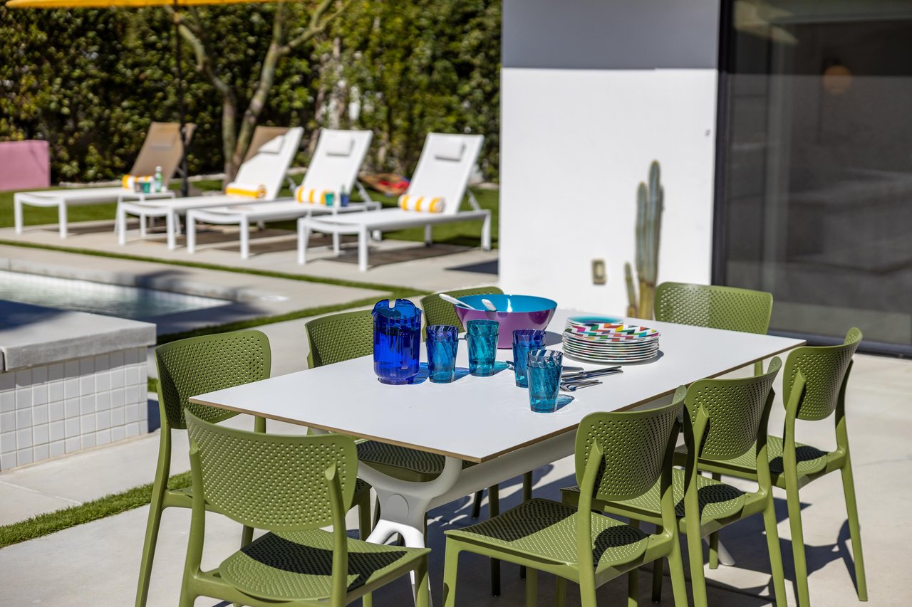 Al fresco dining for eight