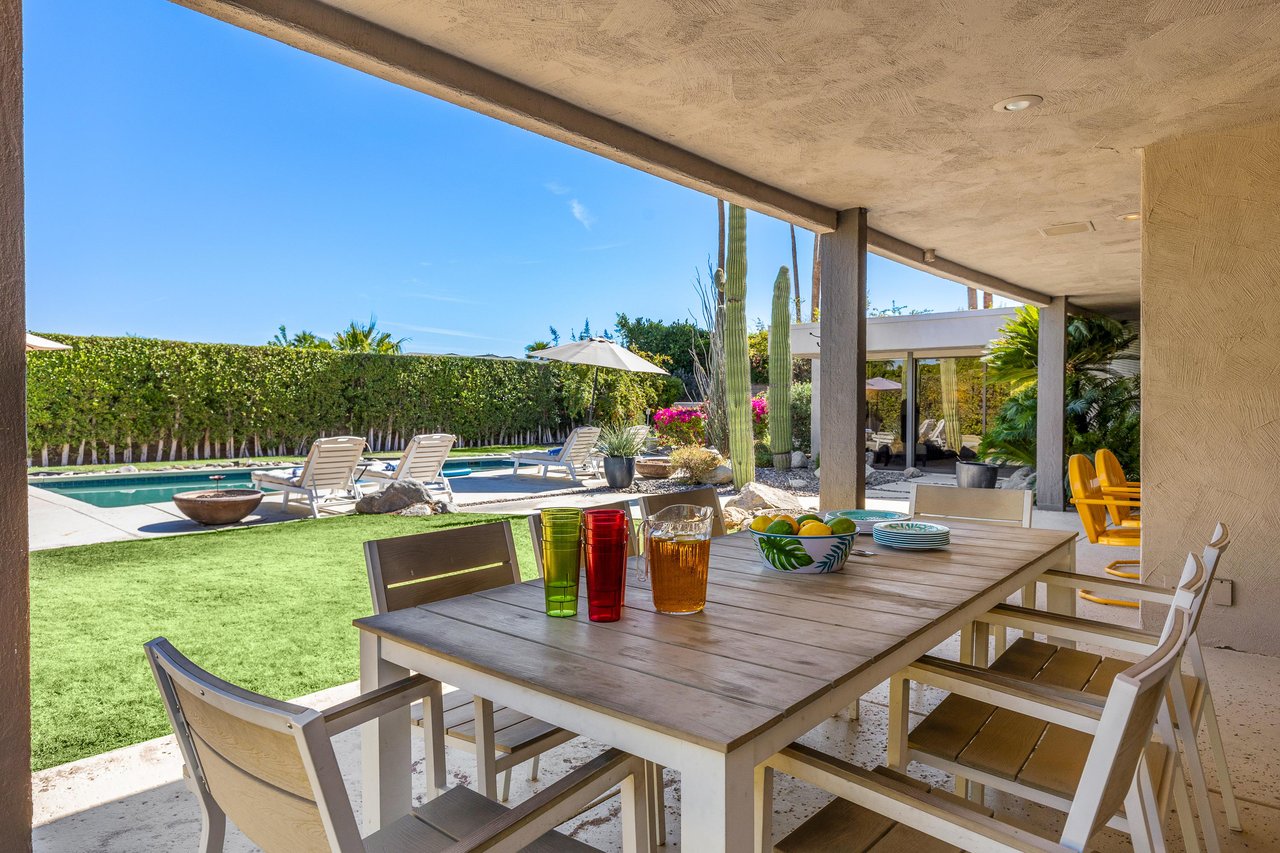 Al fresco dining for eight