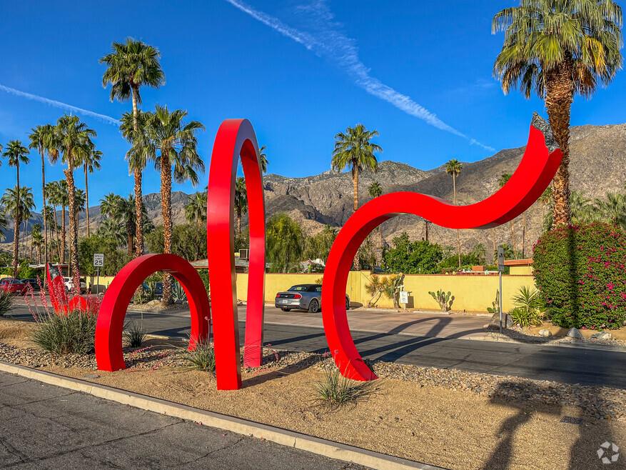 437484 Jungle Red Sculpture