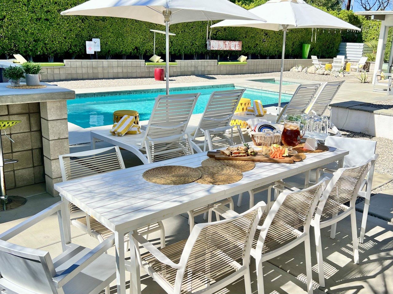 Al fresco dining for eight