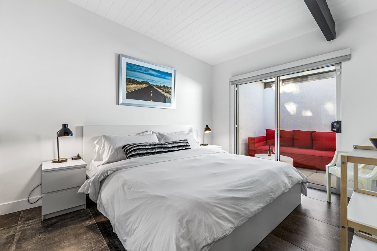 Guest room with King Bed