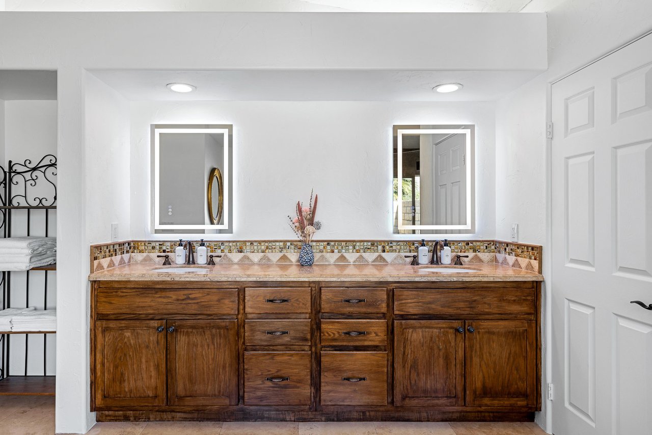 Dual vanity bathroom sinks