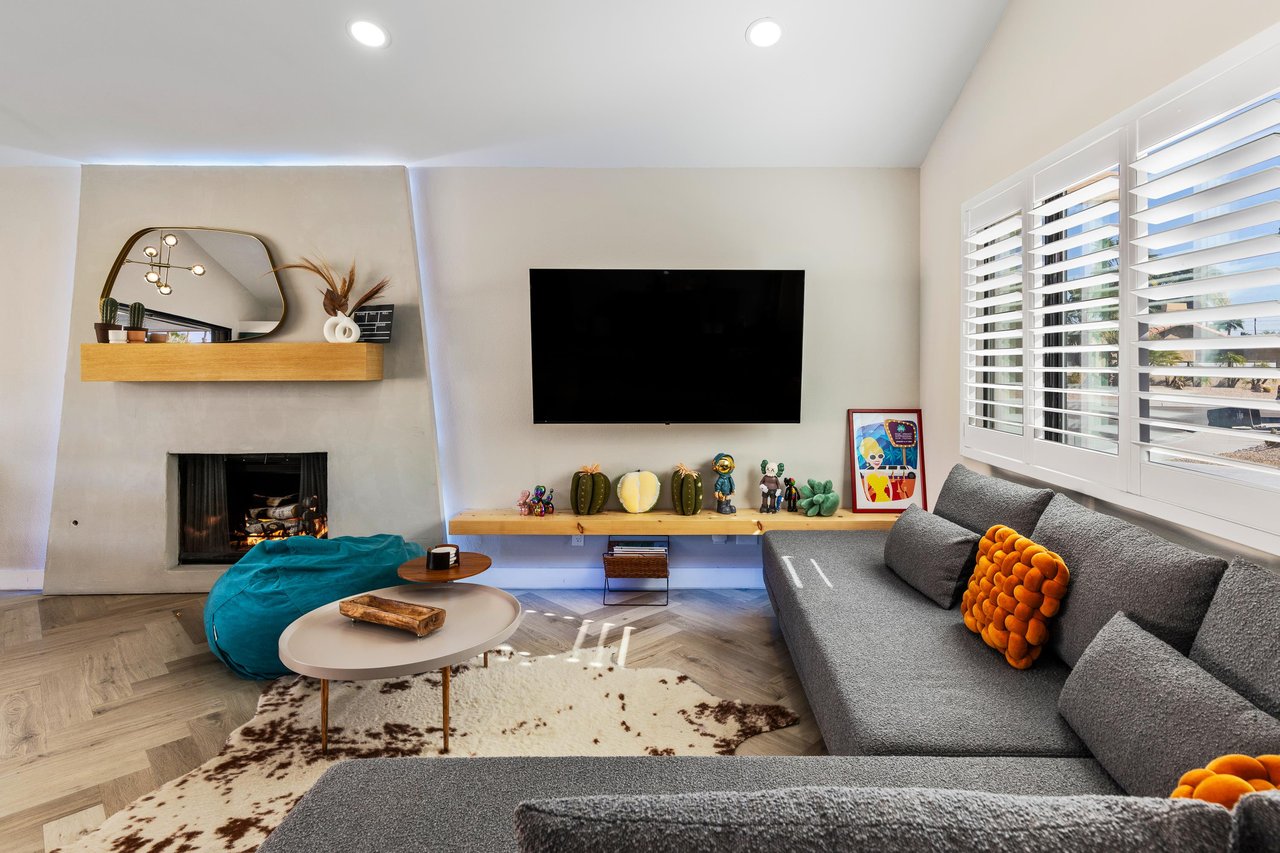 Comfy couches and seating aras