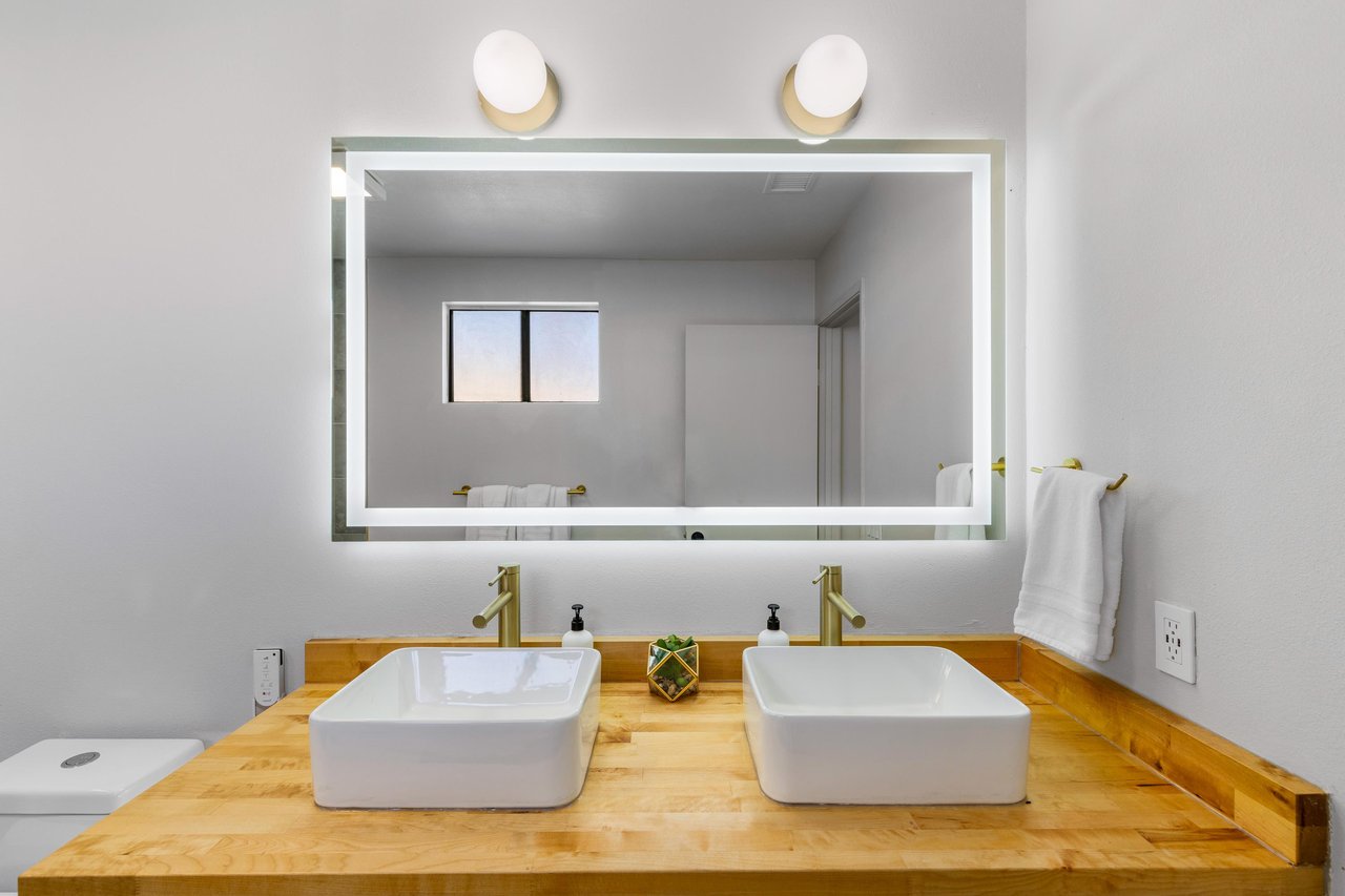 Dual vanity sinks in the en suite bathroom