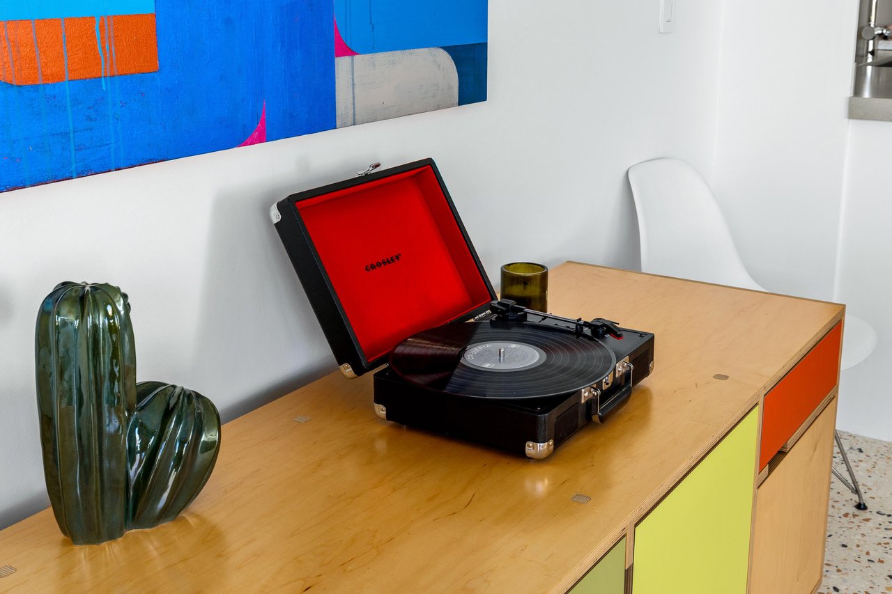 Bring your records and listen to some jams