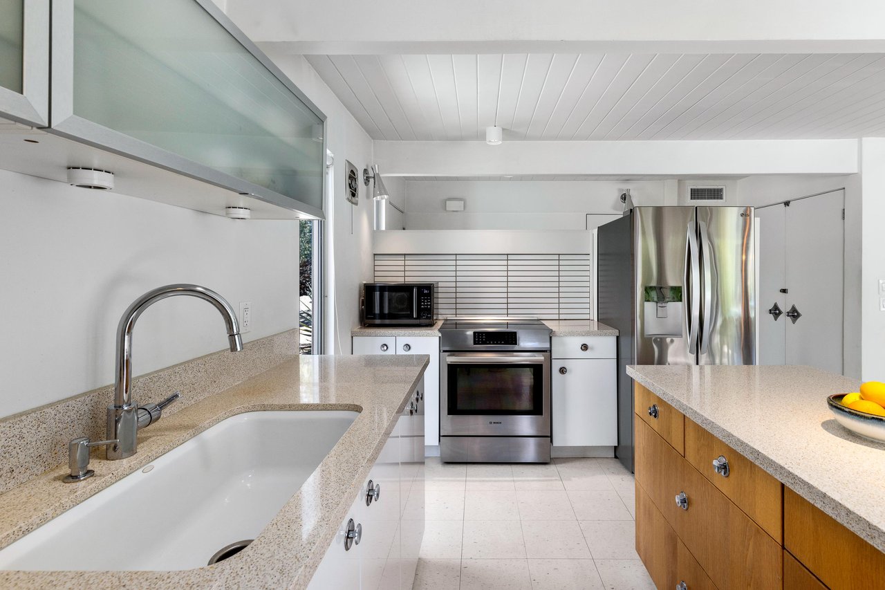 Free flowing modern kitchen