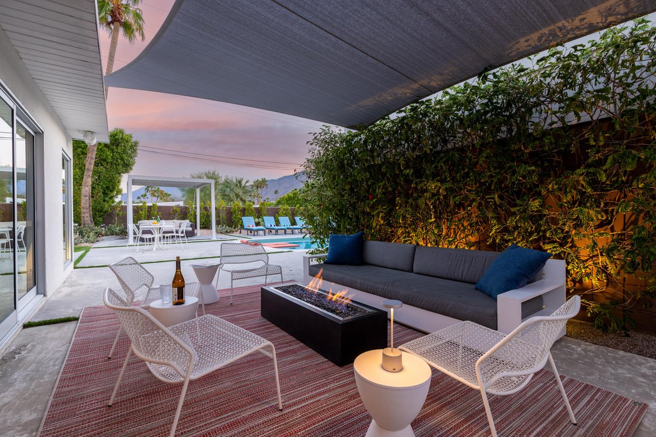 Amazing firepit with gorgeous lounge spots