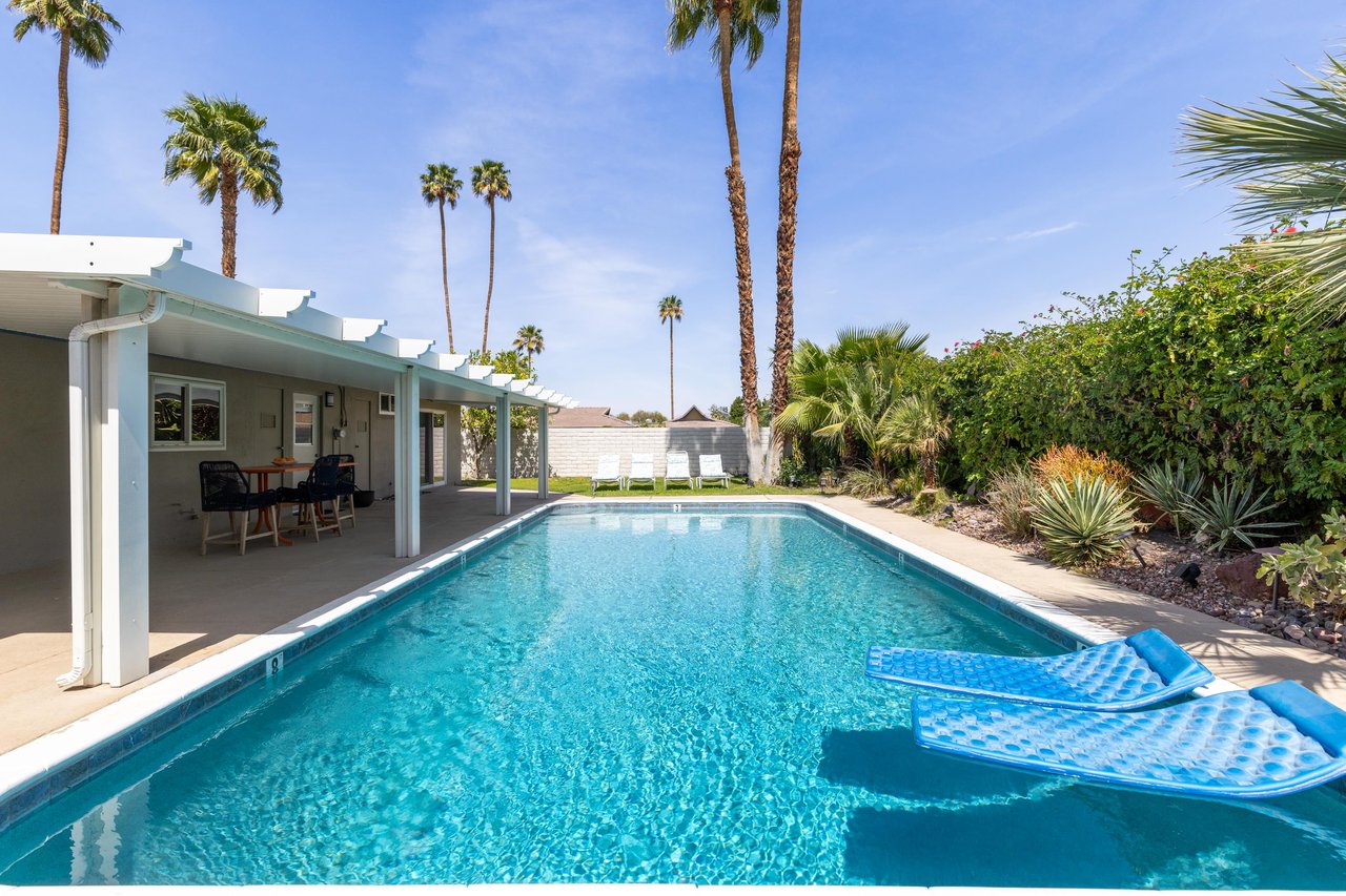 Time for a sunsoaked day at the Pool