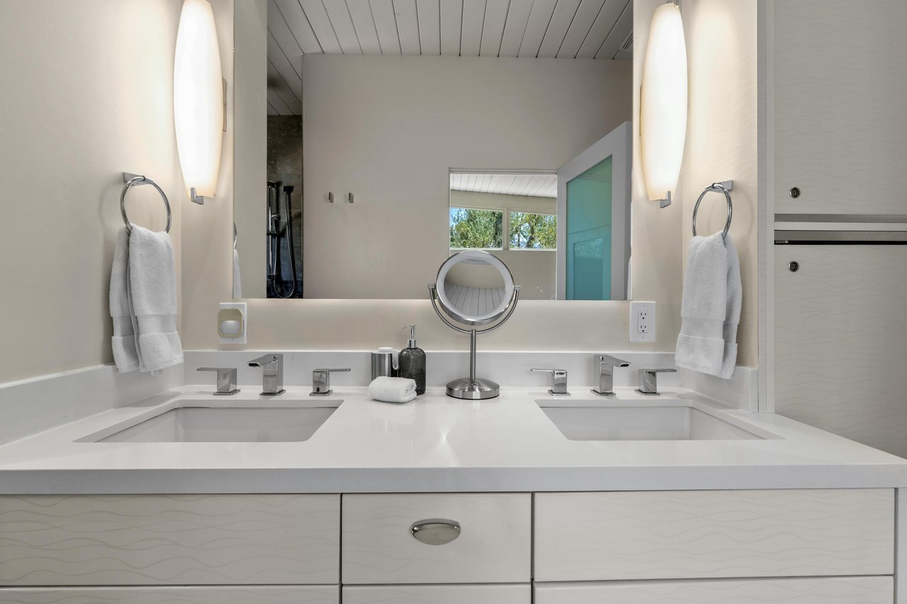 Primary bath with dual sinks