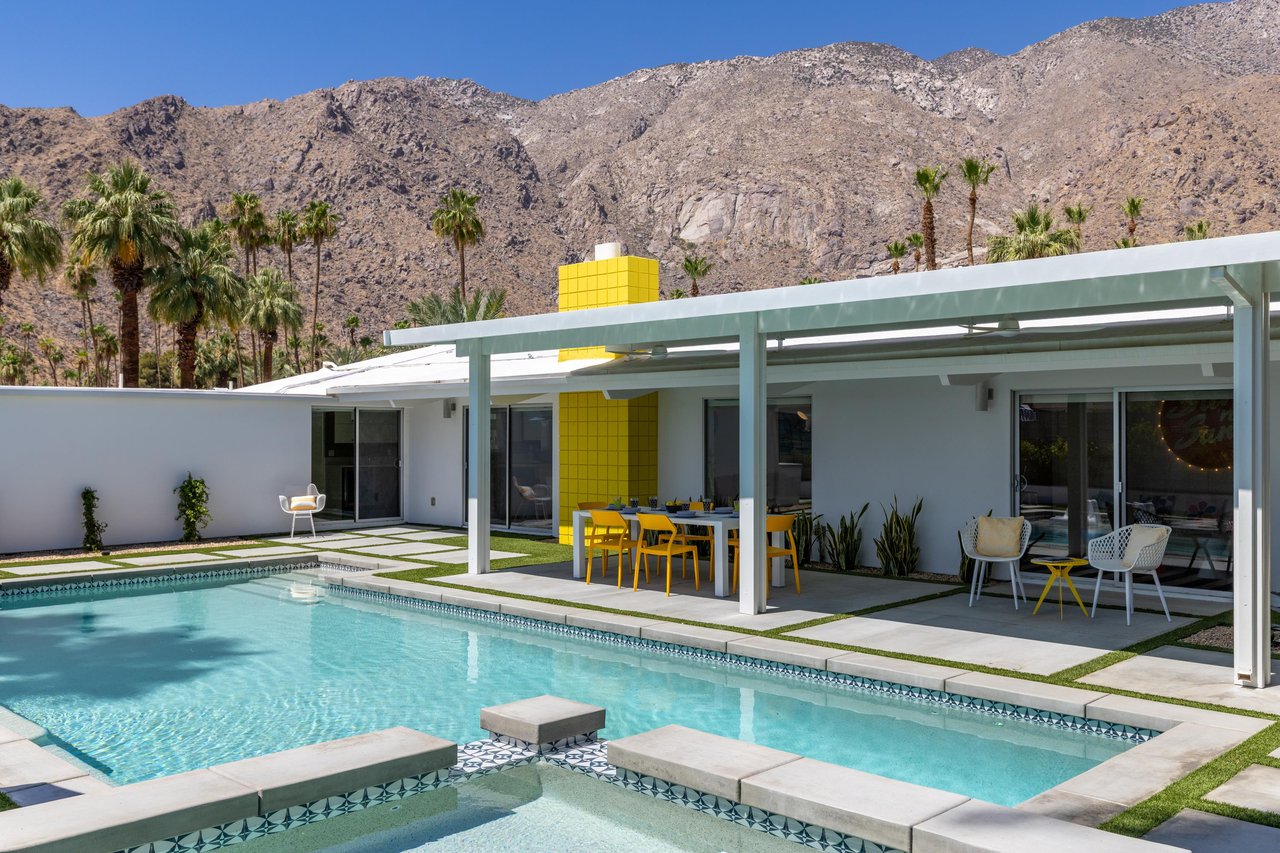 Amazing pool deck with integrated spa