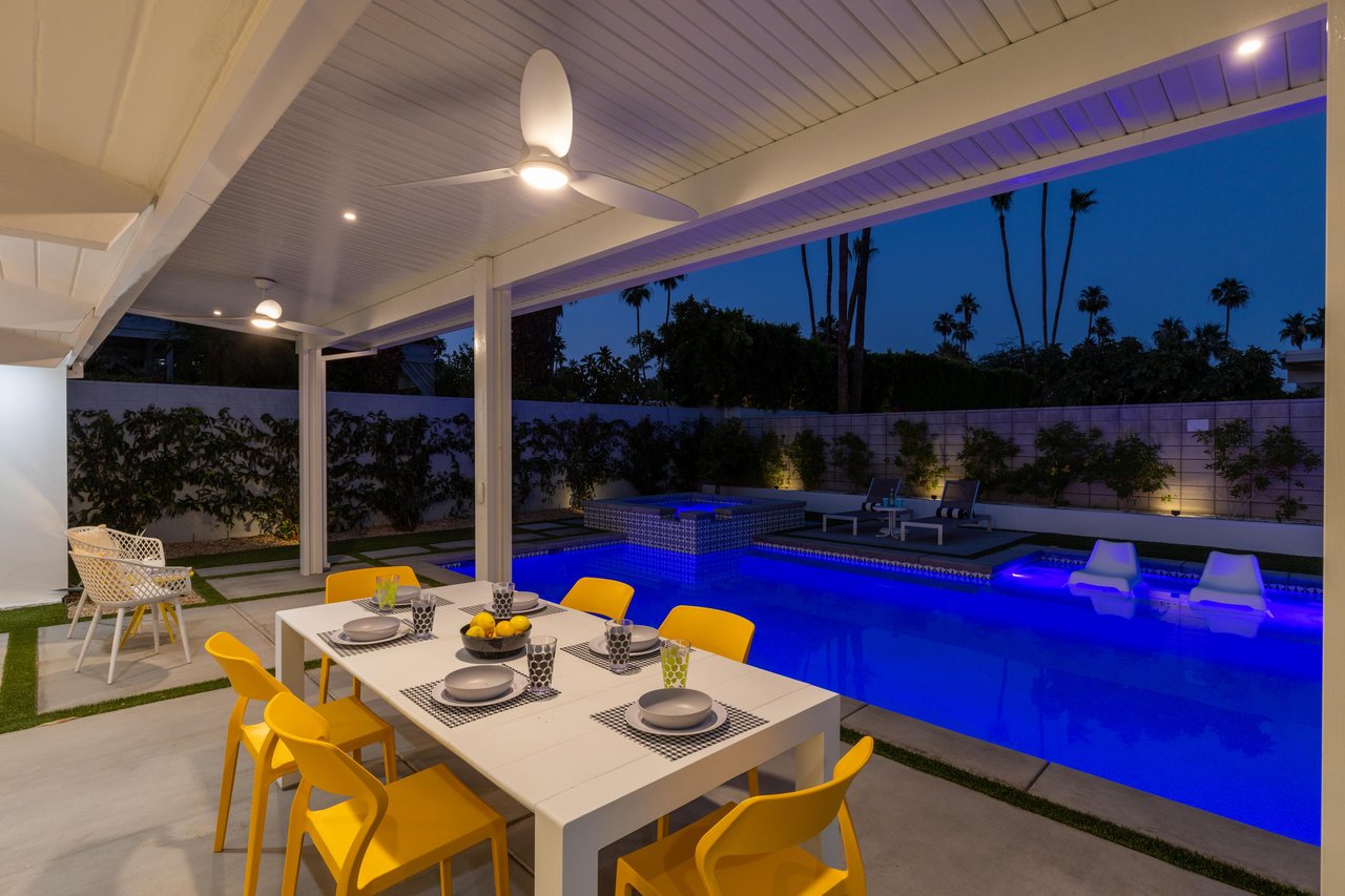 Al fresco dining at night