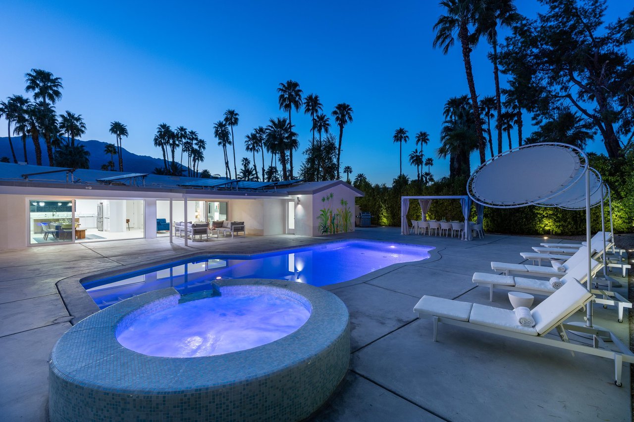 Gorgeous pool lighting
