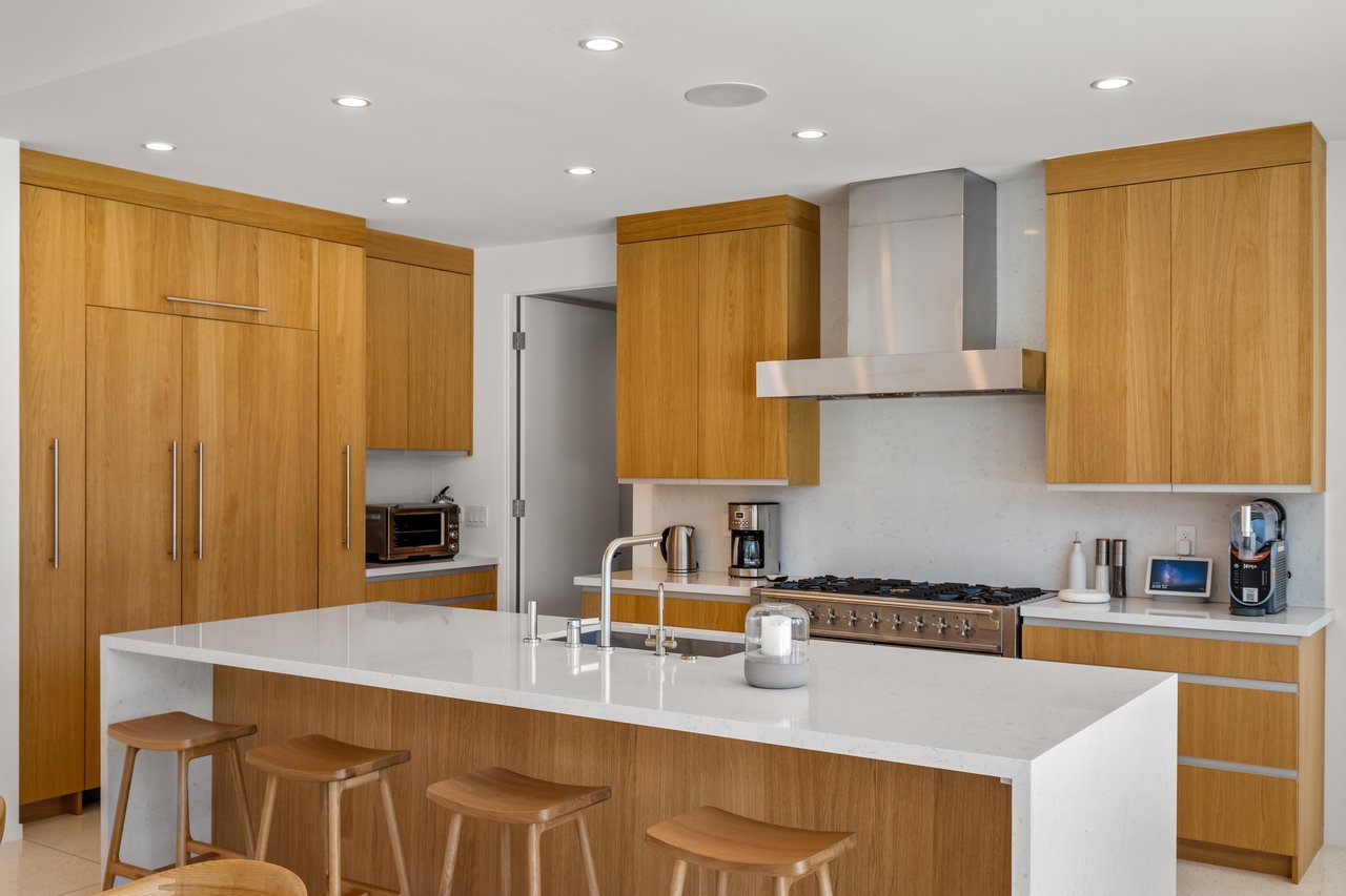 Chefs kitchen with breakfast bar