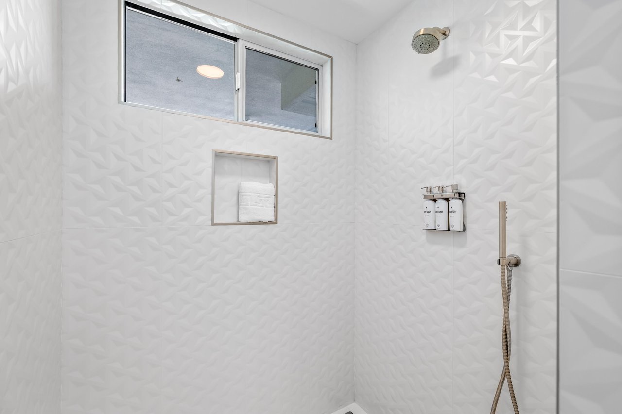 Guest en suite bathroom shower