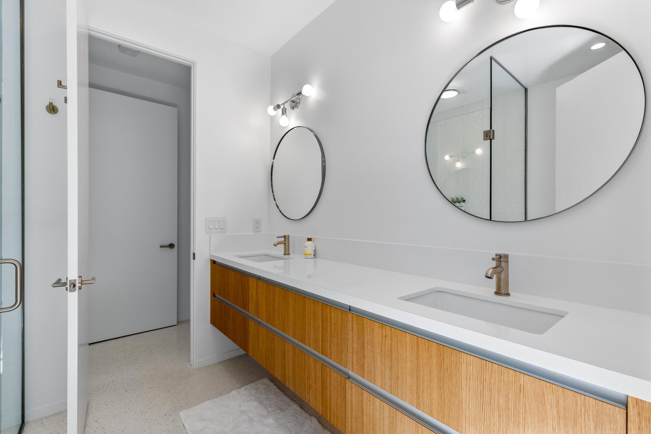 Guest en suite bathroom with dual sinks
